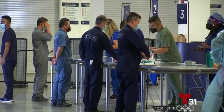 Línea de cruceros Royal Caribbean vacuna a sus empleados en Puerto Cañaveral – Telemundo Orlando (31)