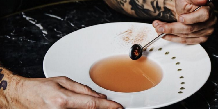 Cóctel en plato en Bad Company 1920. Instagram Bad Company 1920.