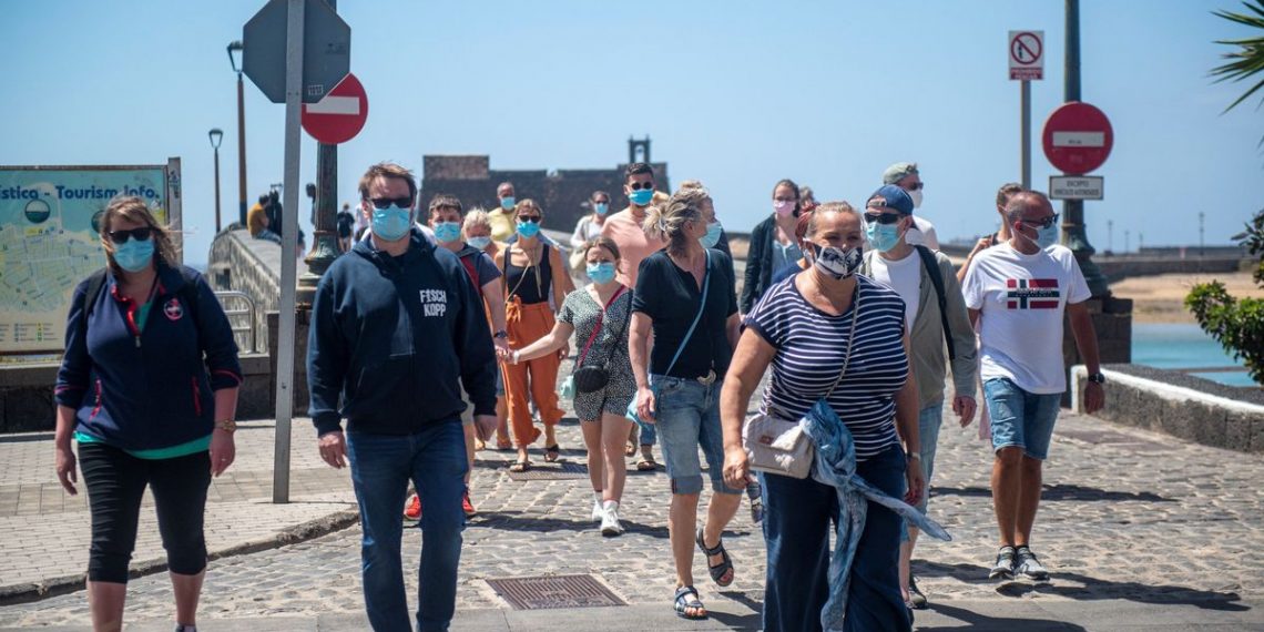 Turistas realizan visita guiada en Lanzarote.