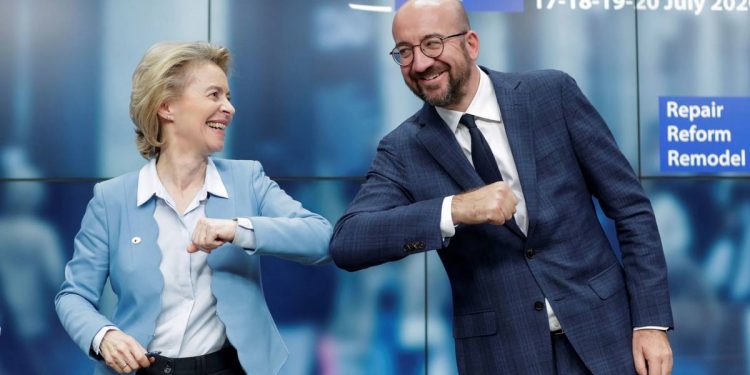 Foto: La presidenta de la Comisión Europea, Ursula Von Der Leyen, junto a Charles Michel. (EFE)