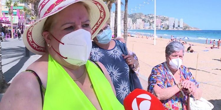 Los mayores vacunados disfrutan de la playa en Benidorm mientras peligra la llegada del turismo británico