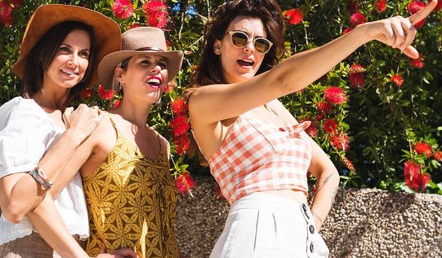 amigas entre flores, disfrutado del mes de mayo
