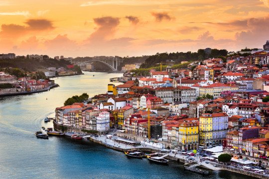 Porto, Portugal casco antiguo sobre el río Duero.