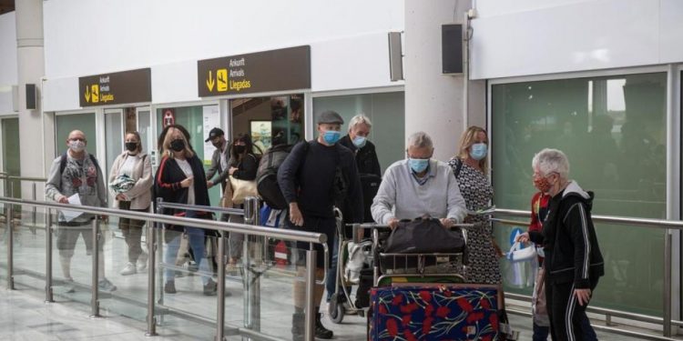 Los turistas de EE.UU. vacunados podrán viajar a la UE este verano