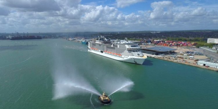 MSC Virtuosa llega a Southampton para reiniciar los cruceros en el Reino Unido