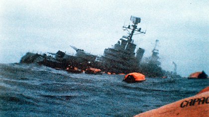 A las 16.01 el submarino británico HMS Conqueror disparó el primero de los dos misiles MK8 que dieron en la popa y proa del barco. La increíble imagen fue tomada por el teniente de fragata Martín Sgut desde una de las balsas
