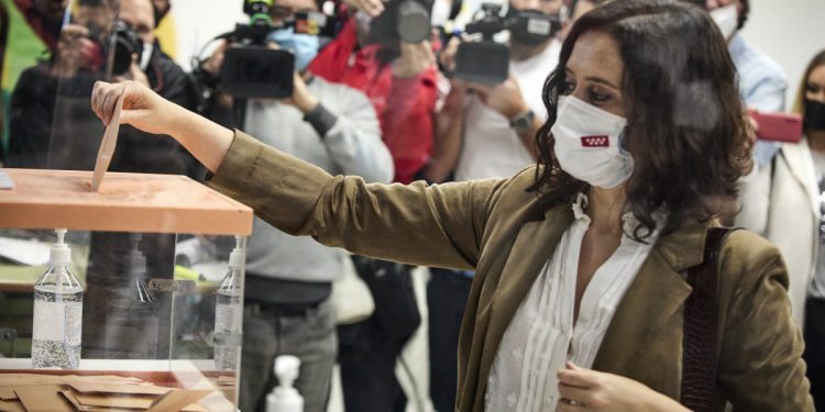 Mariachis en la sede de Podemos y los mejores memes de la noche electoral del 4-M
