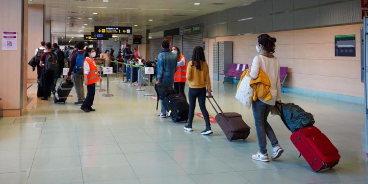 Imagen de archivo de llegadas en el aeropuerto de Ibiza.