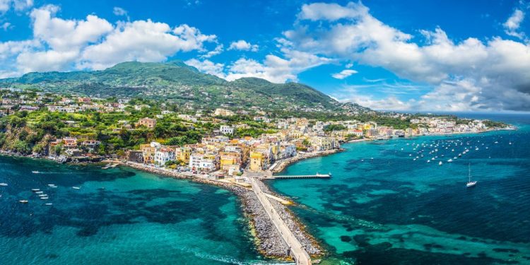 Max Mara presentará su colección Crucero 2022 en la isla de Isquia en junio