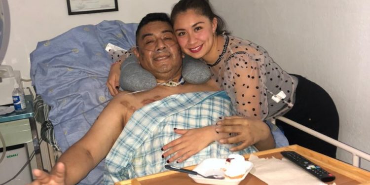 José y Sofía en lo que era el consultorio en casa del médico y ahora es sala de recuperación.