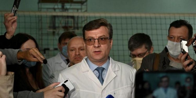 Médico siberiano que trató a crítico del Kremlin Navalny aparece luego de tres días: agencias