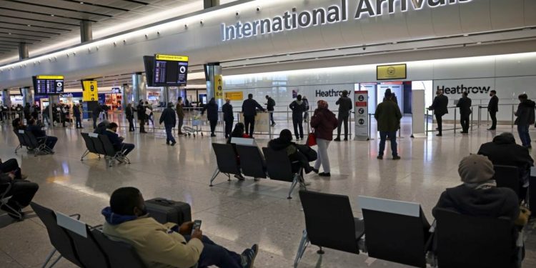 Mexicanos no pueden viajar a Europa aunque tengan la vacuna COVID-19