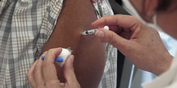 Ministerio de Salud sigue inmunizando a pacientes mayores en El Crucero