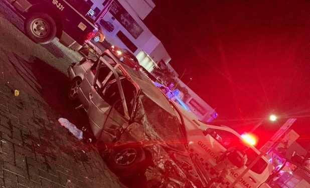 Mujer resulta lesionada en accidente vial en semáforo del crucero de Las Hadas