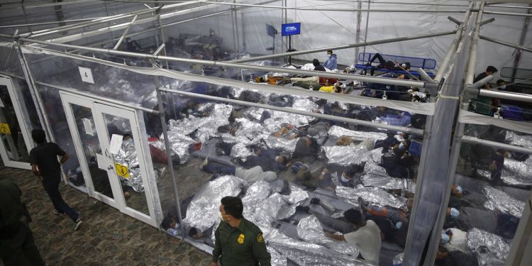 Migrantes menores viven en hacinamiento y alojados en albergues carentes de supervisión