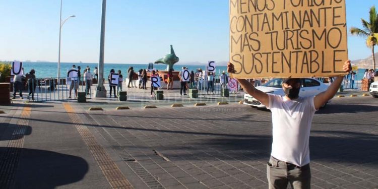 “No somos un estacionamiento”: Protestan ciudadanos por mega cruceros en La Paz