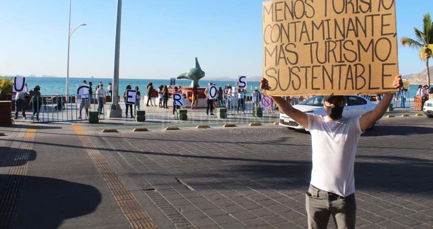 “No somos un estacionamiento”: Protestan ciudadanos por mega cruceros en La Paz “No somos un estacionamiento”: Protestan ciudadanos por mega cruceros en La Paz