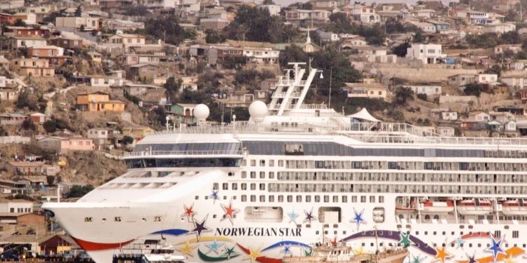 Norwegian Cruise suspende las asignaciones de tripulantes de Chile por alta prevalencia de Covid-19