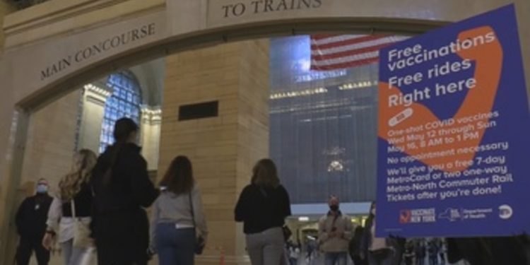 Nueva York empieza a vacunar en las estaciones de metro a cambio de viajes | Sociedad | Edición América
