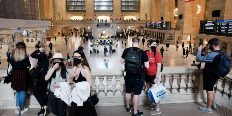 Nueva York monta puestos de vacunación en el metro y ofrece viajes gratis
