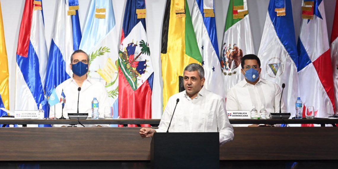 El secretario general de la OMT en la reunión de Punta Cana.