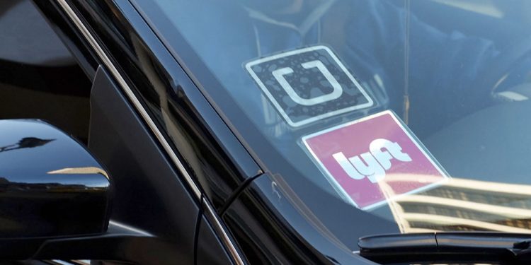 Ofrecerán Uber y Lyft viajes gratis a sitios de vacunación