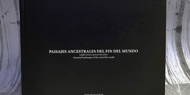 Paisajes ancestrales del fin del mundo: Bitácora gráfica de 15 viajes al sur de Tierra del Fuego / Sergio Baeriswyl Rada, Valentina Jarpa García-Vinuesa