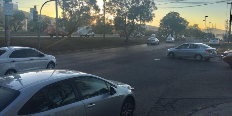 Peligroso crucero en Periférico y el ITESO lleva una semana con los semáforos apagados