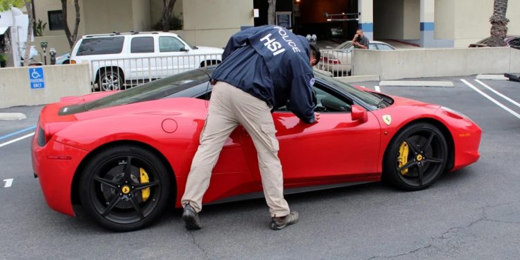 Pidió un préstamo millonario por la pandemia y al final se compró una Ferrari, un Lamborghini y un Bentley
