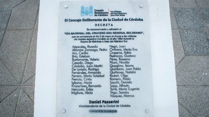 En la placa para homenajear a los caídos en Malvinas figuran los nombres de los concejales que concretaron la creación del mástil