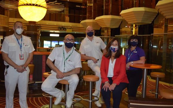 Presidenta de Carnival visita el primer crucero de la línea desde la pausa de operaciones