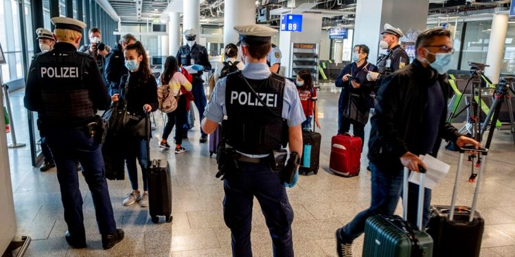 Proponen relajar restricciones para viajes no esenciales en Europa