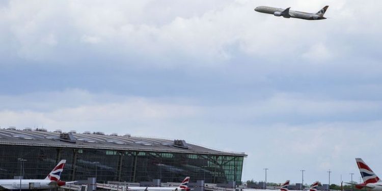 Un avi&oacute;n despega del Aeropuerto de Heathrow de Londres. EP