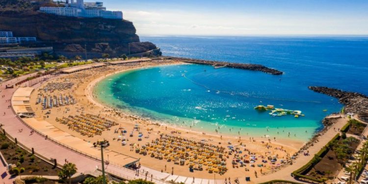 Reino Unido estudia la posibilidad de evaluar las restricciones de viajes de Canarias y Baleares por separado