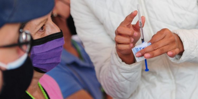 Reportan 15 semanas con baja de casos COVID; vacunan al 10% del país