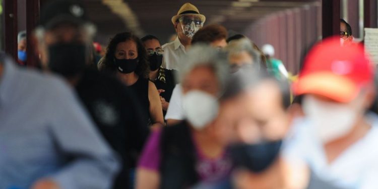 Salud registra 434 muertes más por COVID; aplican 161 mil vacunas
