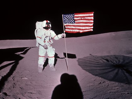El astronauta estadounidense Alan B. Shepard coloca la bandera de Estados Unidos sobre la superficie de la Luna, el 5 de febrero de 1971. EFE/Archivo

