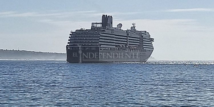 Sorpresiva visita de un crucero a la bahía de Cabo San Lucas