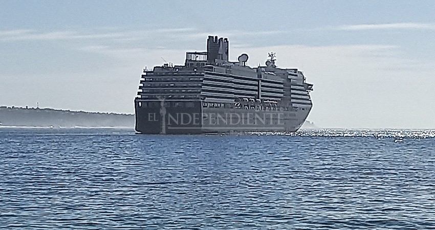 Sorpresiva visita de un crucero a la bahía de Cabo San Lucas Sorpresiva visita de un crucero a la bahía de Cabo San Lucas
