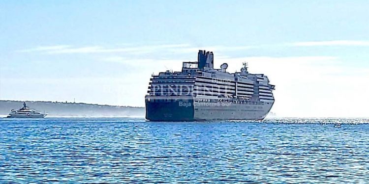 Sorpresivo arribo de crucero a la bahía de Cabo San Lucas