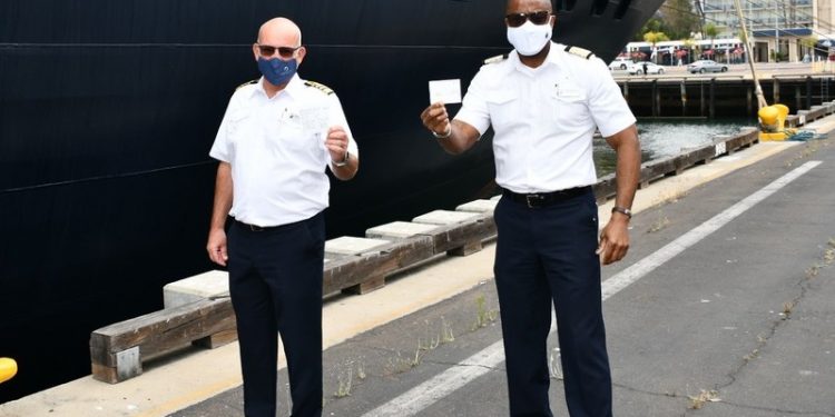 Tripulantes del Koningsdam de Holland America Line reciben vacunas contra el Covid-19