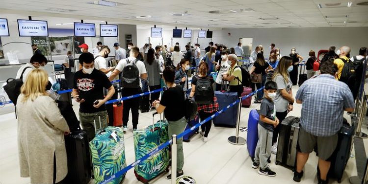 Turismo de vacunas: 500 personas viajan por día a EE.UU. y el sector va recuperándose lentamente - Nacionales