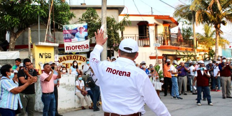 Tuxpeños se emplean en semáforos y cruceros – Noreste