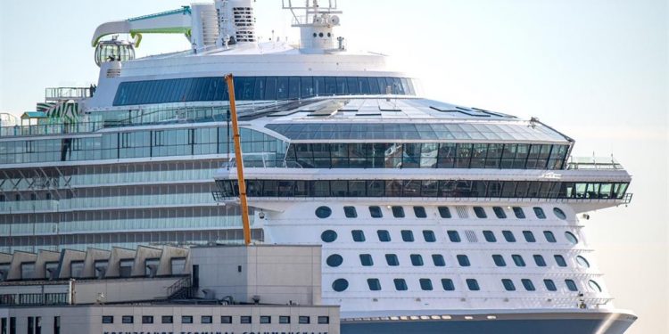 Un crucero, a la espera en Palma para desembarcar a cinco tripulantes positivos en COVID-19