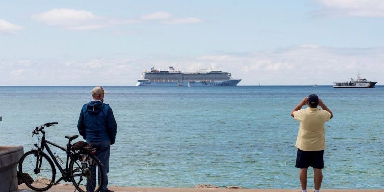 Un crucero atraca en Palma para desembarcar a 5 positivos por COVID que viajan a bordo