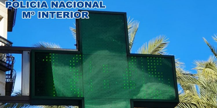 Un empleado de una farmacia falsifica PCRs a ciudadanos marroquíes para viajar