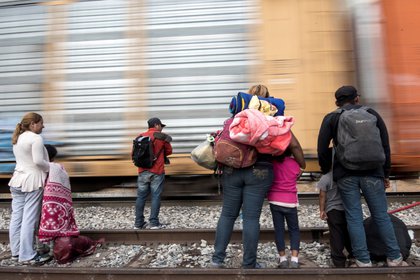 Una menor de edad y migrante centroamericana, perdió una pierna después de que tratara de abordar un tren (Foto: EFE/ Miguel Sierra)