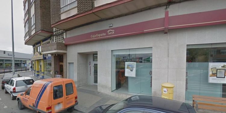 Unicaja cierra su reconocida sucursal de Armunia entre el lamento de sus vecinos