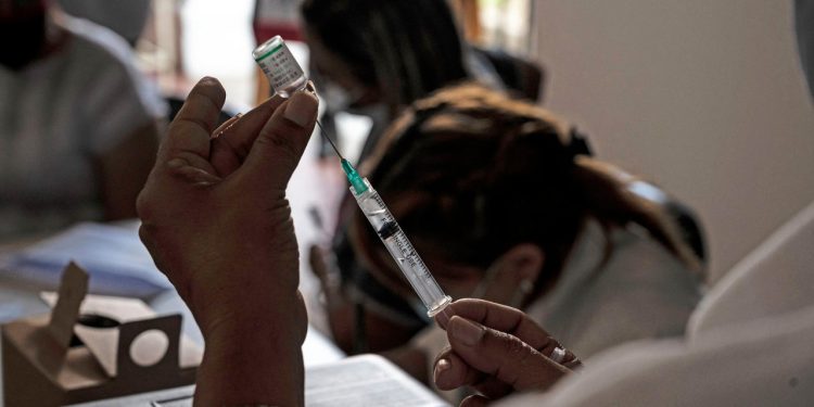 Vacunarse contra el covid-19 en Venezuela: espera, mercado negro y viajes al exterior