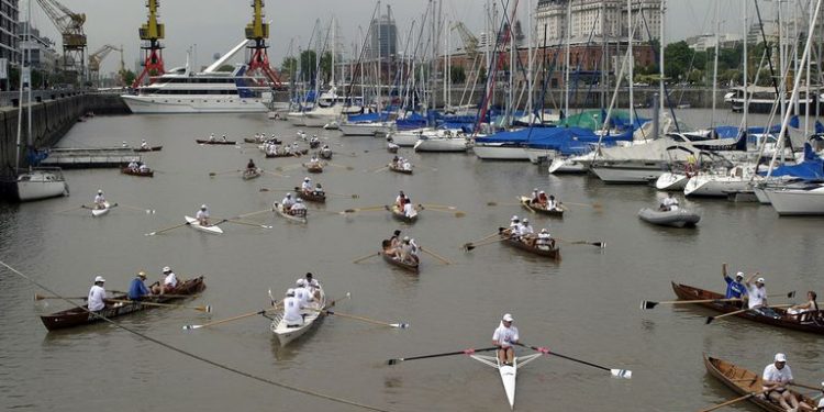 Regata en uno de los diques de Puerto Madero, Buenos Aires.-